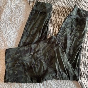 Lululemon cropped legging joggers. Size 8 camo print